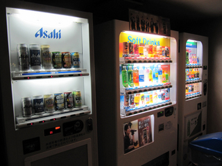 お酒とジュースの自動販売機