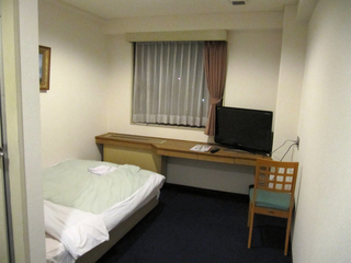 シングル部屋：32型液晶テレビ