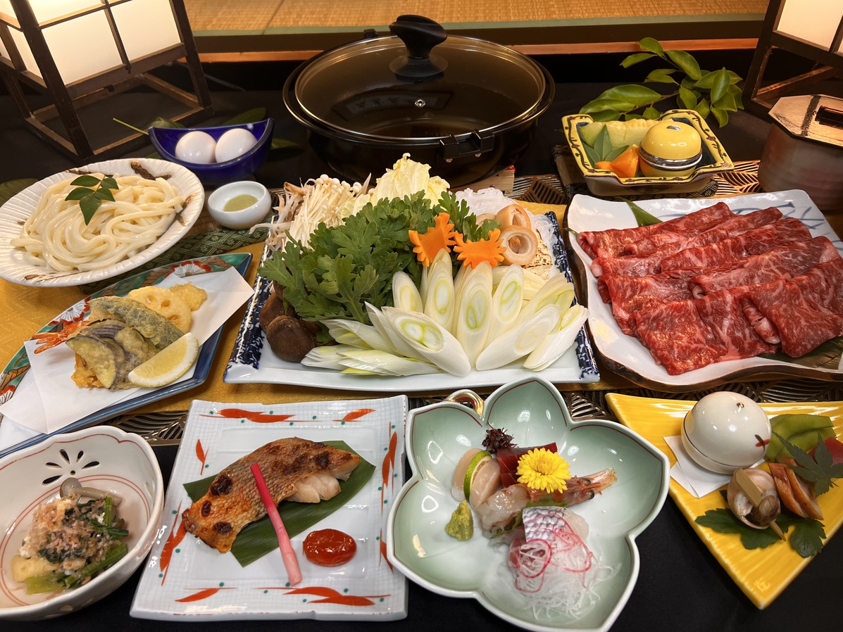 【オンライン決済限定お得な10％OFF】黒毛和牛すき焼き夕食コース2食付♪無料貸切風呂は何度でも◎