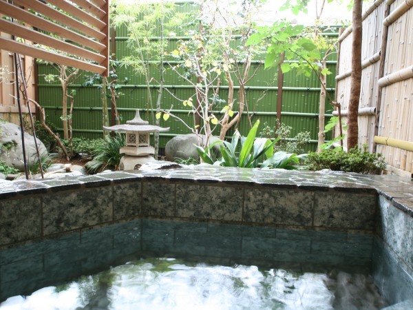 Guest room open-air bath