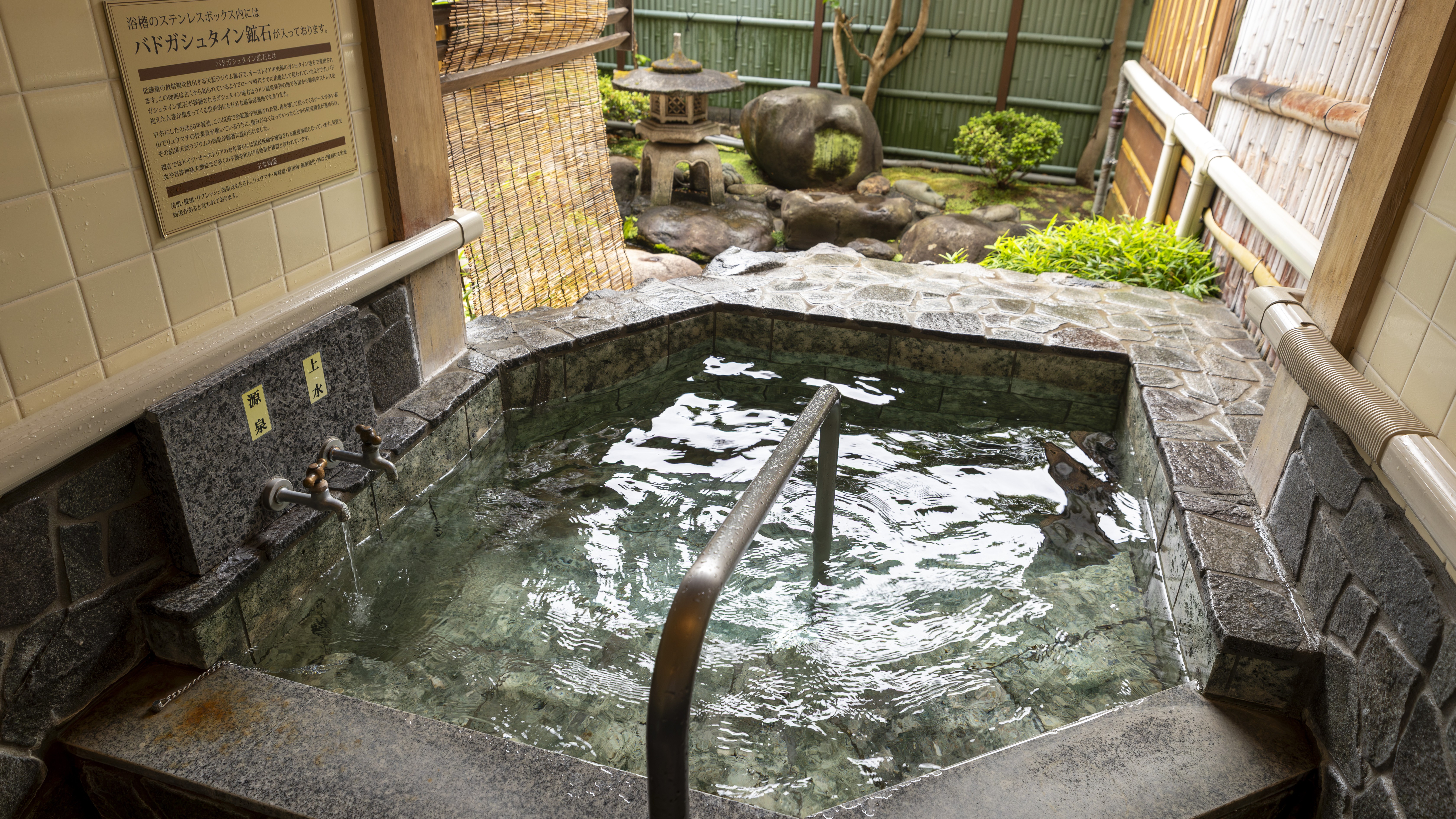 【露天風呂付客室】101招慶の間・102松風の間　和室73㎡+箱庭