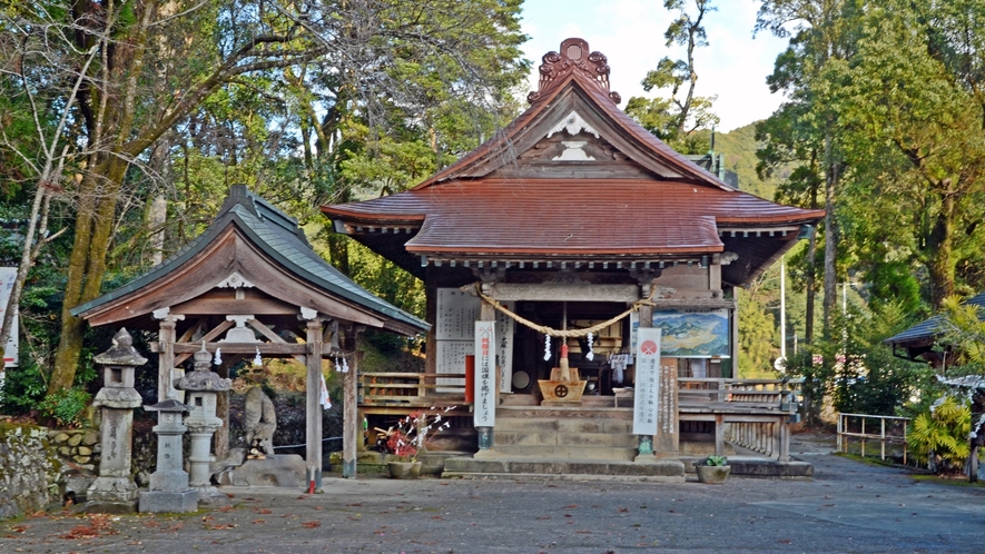 *【周辺情報：紫尾神社】この拝殿下より「神の湯」がパイプで当館に送られています。