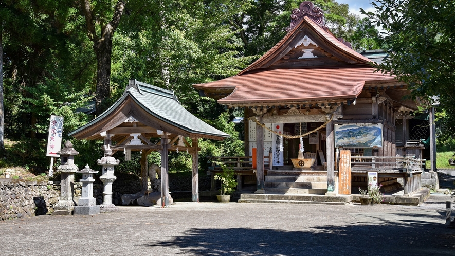 *【周辺情報：紫尾神社】神社の拝殿の下には紫尾温泉の泉源があります。