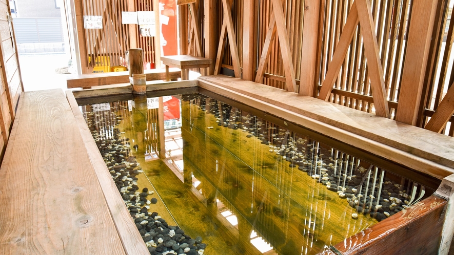 *【周辺情報：足湯】当館から徒歩1分。紫尾神社からお湯を引いてきた、公共の足湯施設もございます。