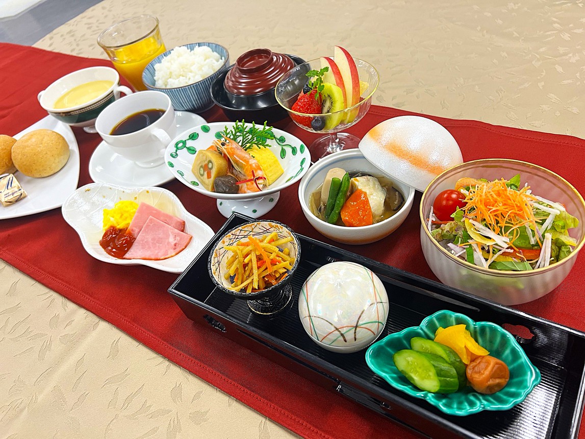 季節ごとにメニューが変わる朝食御膳。旬の食材を朝から贅沢にお楽しみいただけます。