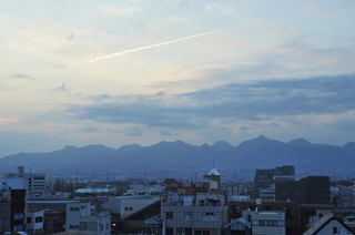 【デラックスツインルーム6Ｆからの風景】赤城山の裾野が見えます。夕暮れ時の写真です。