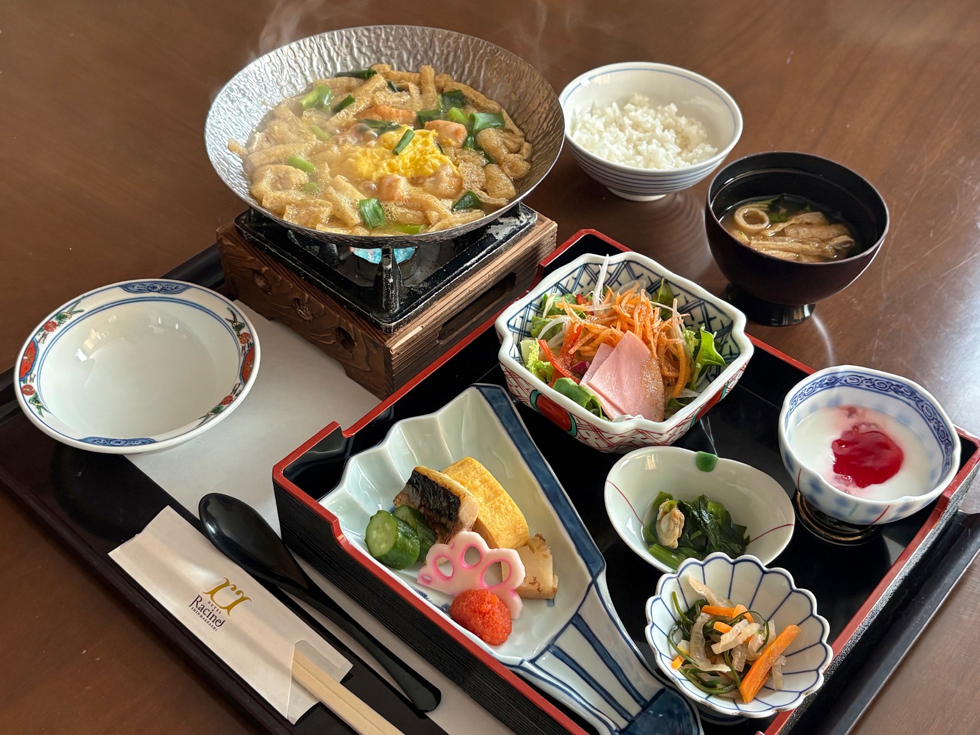 【八寸】鯖塩焼き、だし巻き卵、春菊、花蓮根、明太子【小鉢】あさりと菜の花の浸し、ゆず大根【温物】親子鍋(鶏肉、たまご、万葱笹がきゴボウ、油揚げ)【洋食】ハムサラダ【デザート】ヨーグルト(イチゴ)