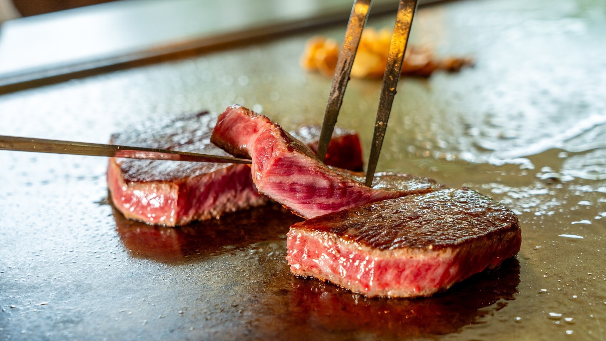 【テーブル限定】【鉄板焼ディナー】黒毛和牛ロースステーキ２５０グラムを3種の塩で味わうコース付プラン