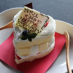かわいいハート型デコケーキ