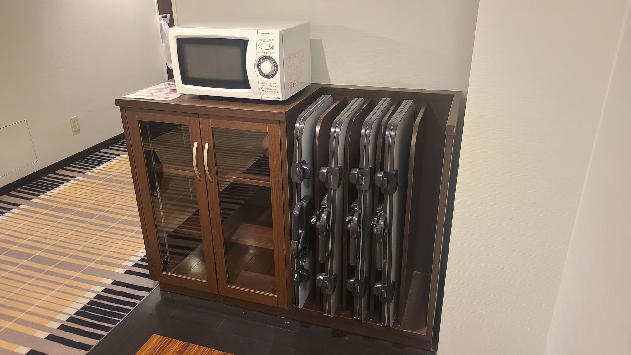 ズボンプレッサー・電子レンジ