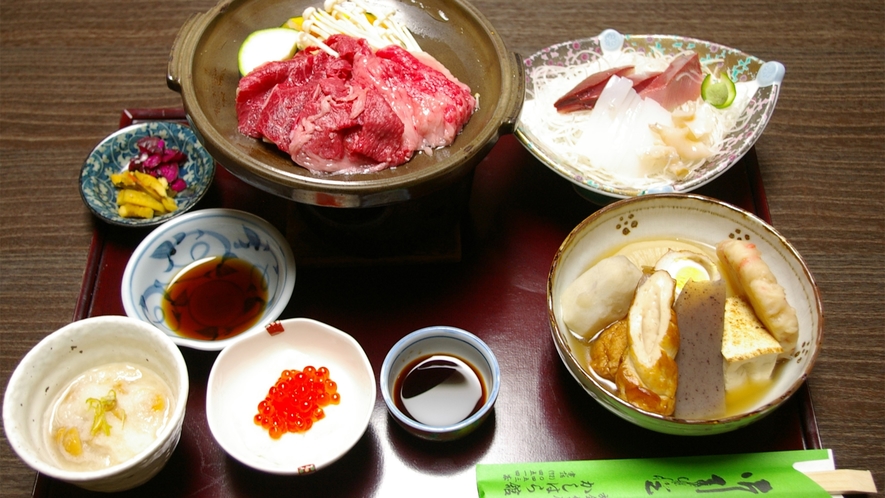 *【夕食一例】富山ならではの鮮度の良いお刺身などが並びます。