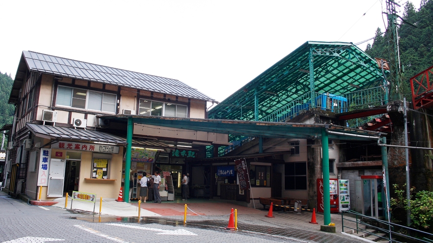 ≪御岳登山鉄道≫御岳山麓の滝本駅と標高831ｍの御岳山駅を結ぶケーブルカー