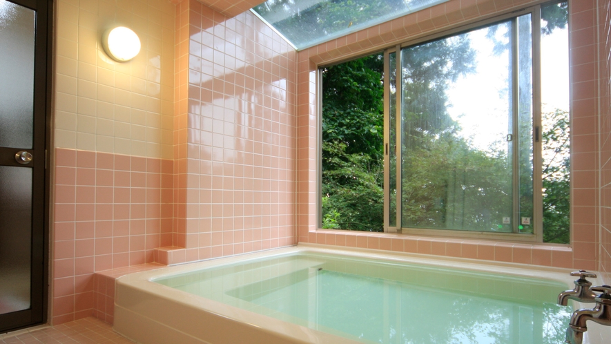 ≪女風呂≫窓からは豊かな緑が安らぎを与え、まるで森林浴をしているかのようです
