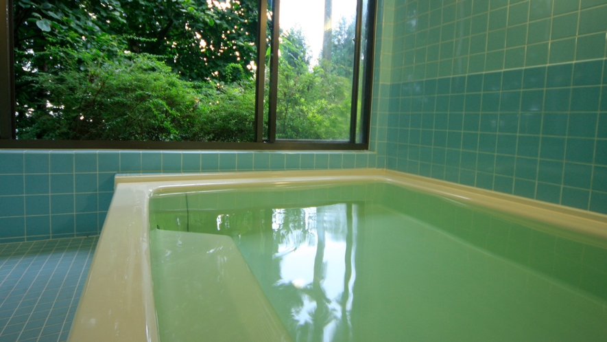≪男風呂≫窓からは豊かな緑が安らぎを与え、まるで森林浴をしているかのようです