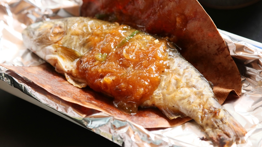 ≪朴葉焼き≫地元の旬魚を朴葉で包み、オリジナルの味噌で香ばしく焼きあげます