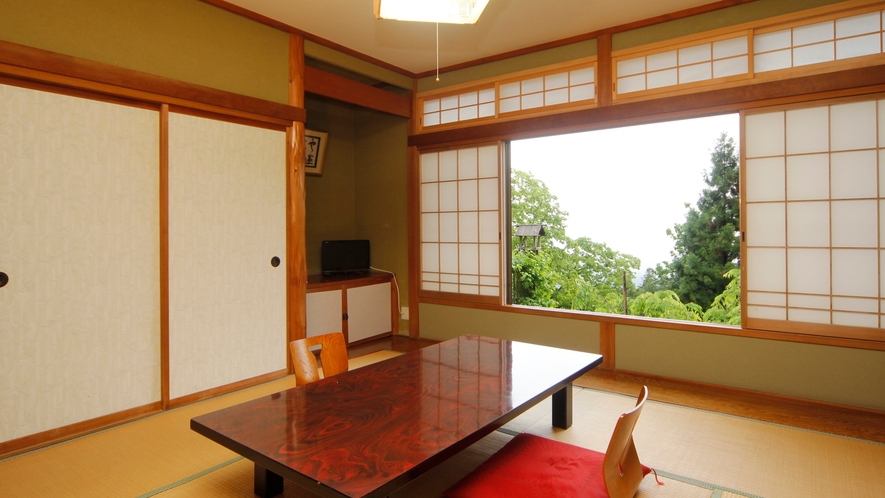 ≪本館：和室≫窓から御岳の自然を見渡せる、落ち着いた日本間