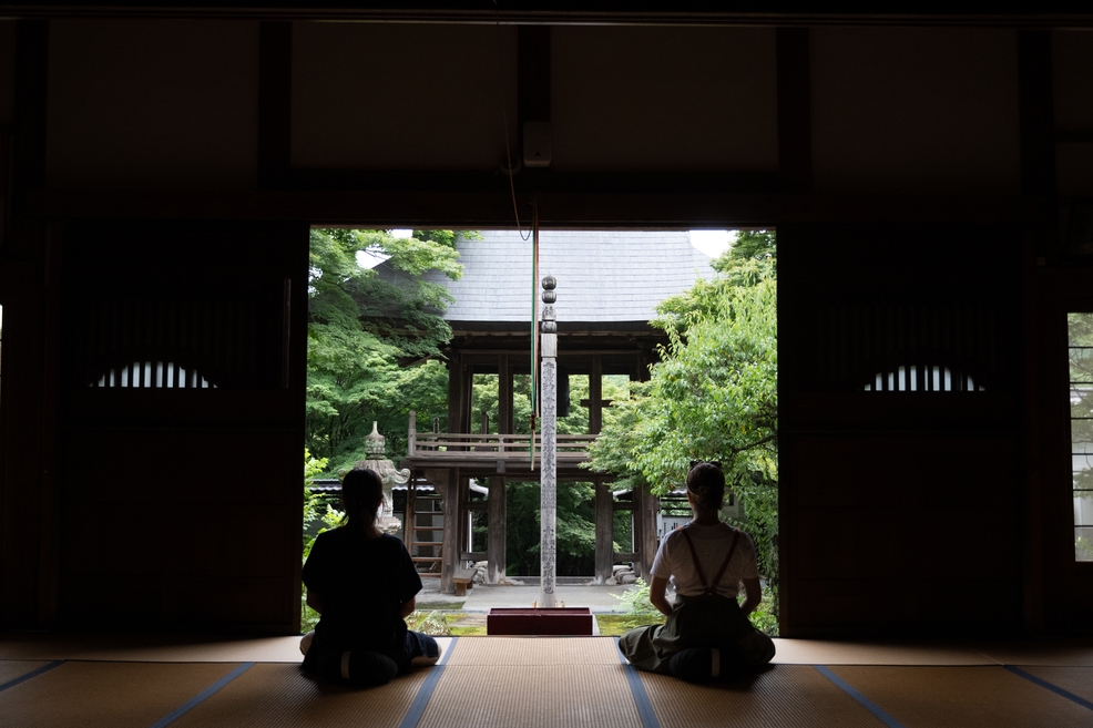 ４３０年の祈りの記憶を刻む禅寺で坐禅体験、リアルリトリートを過ごす森、E-bike で巡る極上の休日