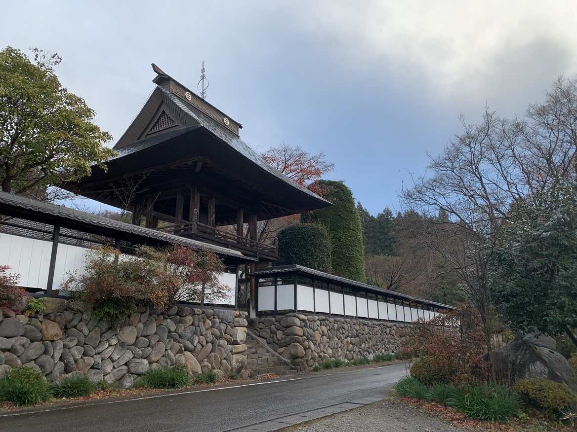 ４３０年の祈りの記憶を刻む禅寺で坐禅体験、リアルリトリートを過ごす森、E-bike で巡る極上の休日