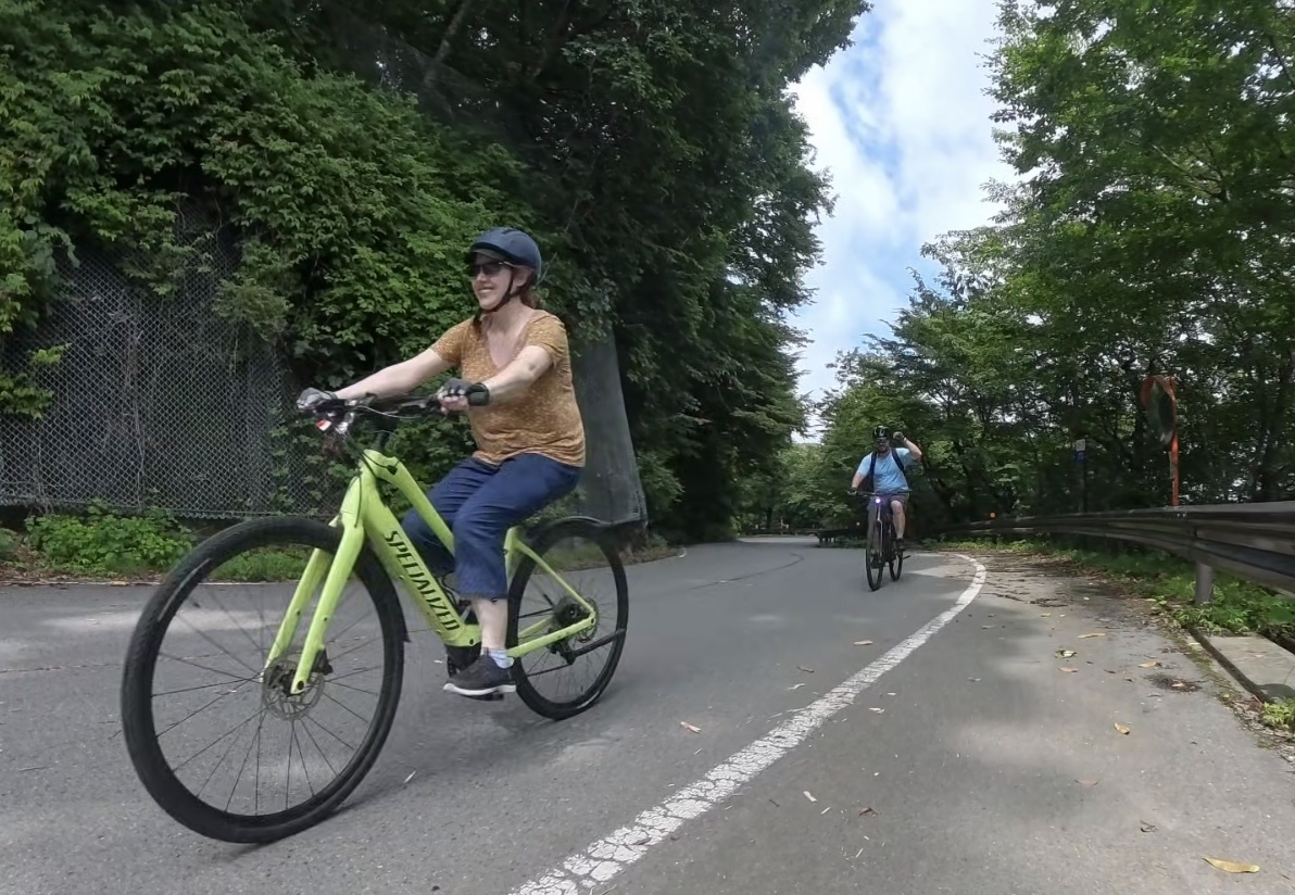 サイクリング（電動アシストで楽々）里山を快走！自然を満喫。アメリカントレーラー37F。英語でもご案内