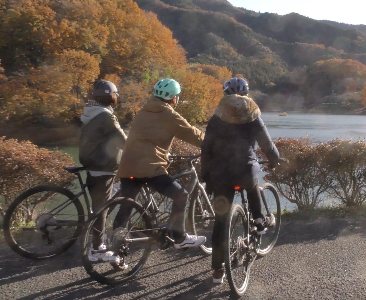 サイクリング（電動アシストで楽々）里山を快走！自然を満喫。アメリカントレーラー37F。英語でもご案内