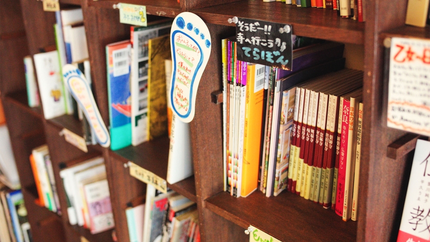 ・本棚には奈良の観光情報やさまざまなジャンルの本をご用意しております