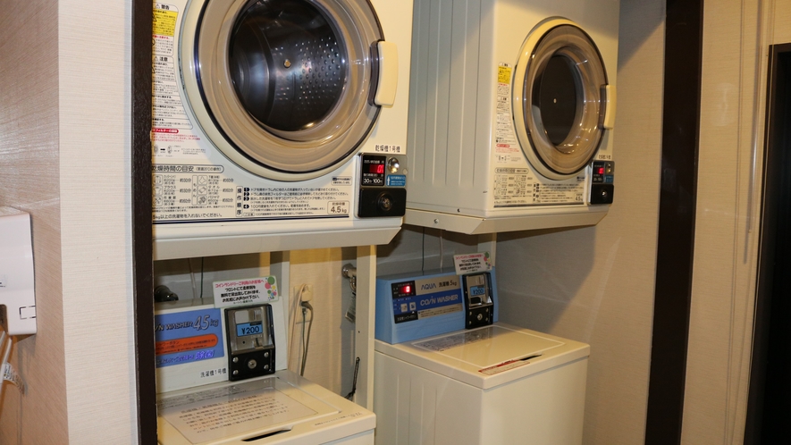 1階大浴場コインランドリー(男性洗濯機・乾燥機 各2台・女性 各1台)
