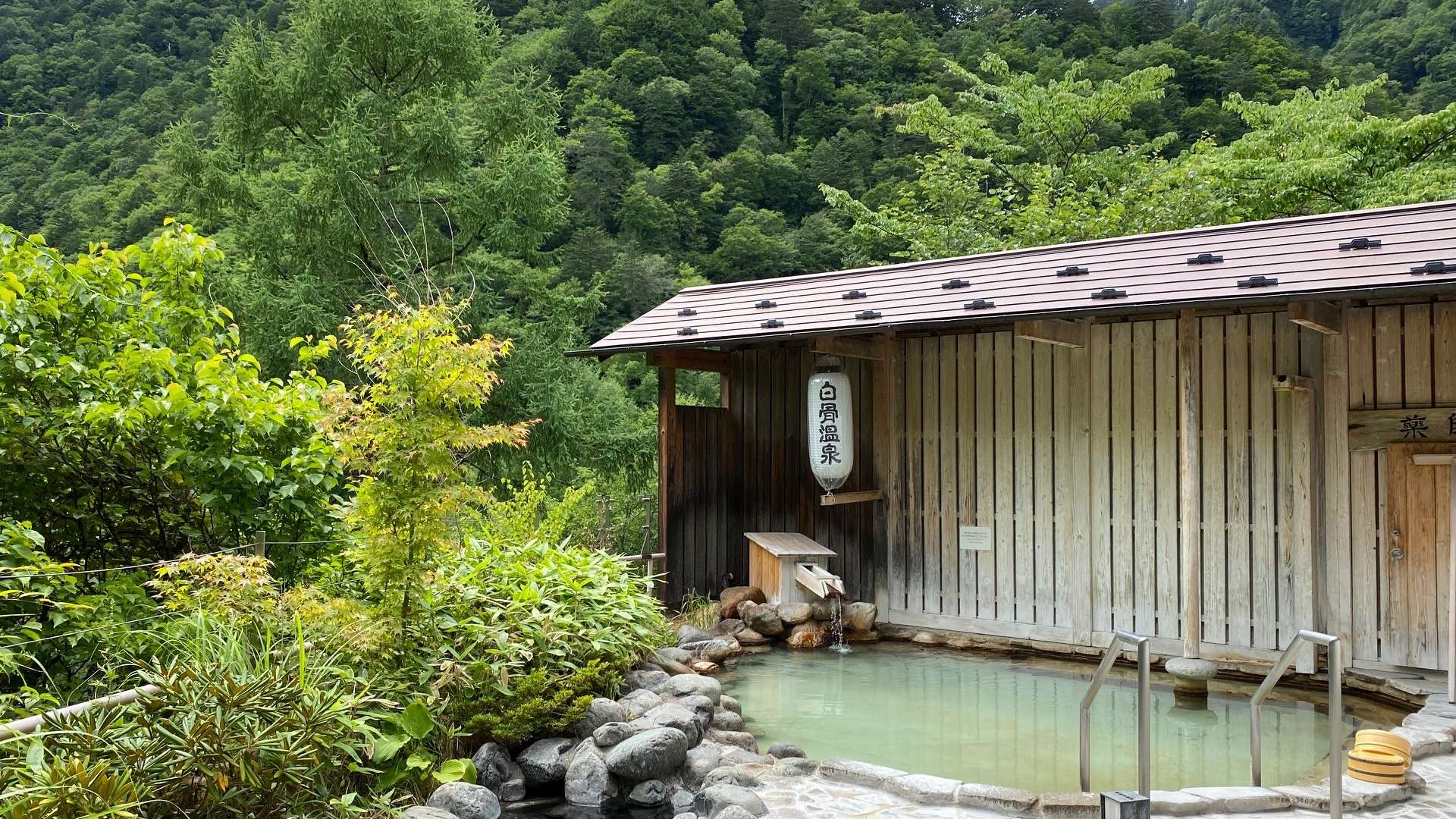 夏の爽やかな露天風呂