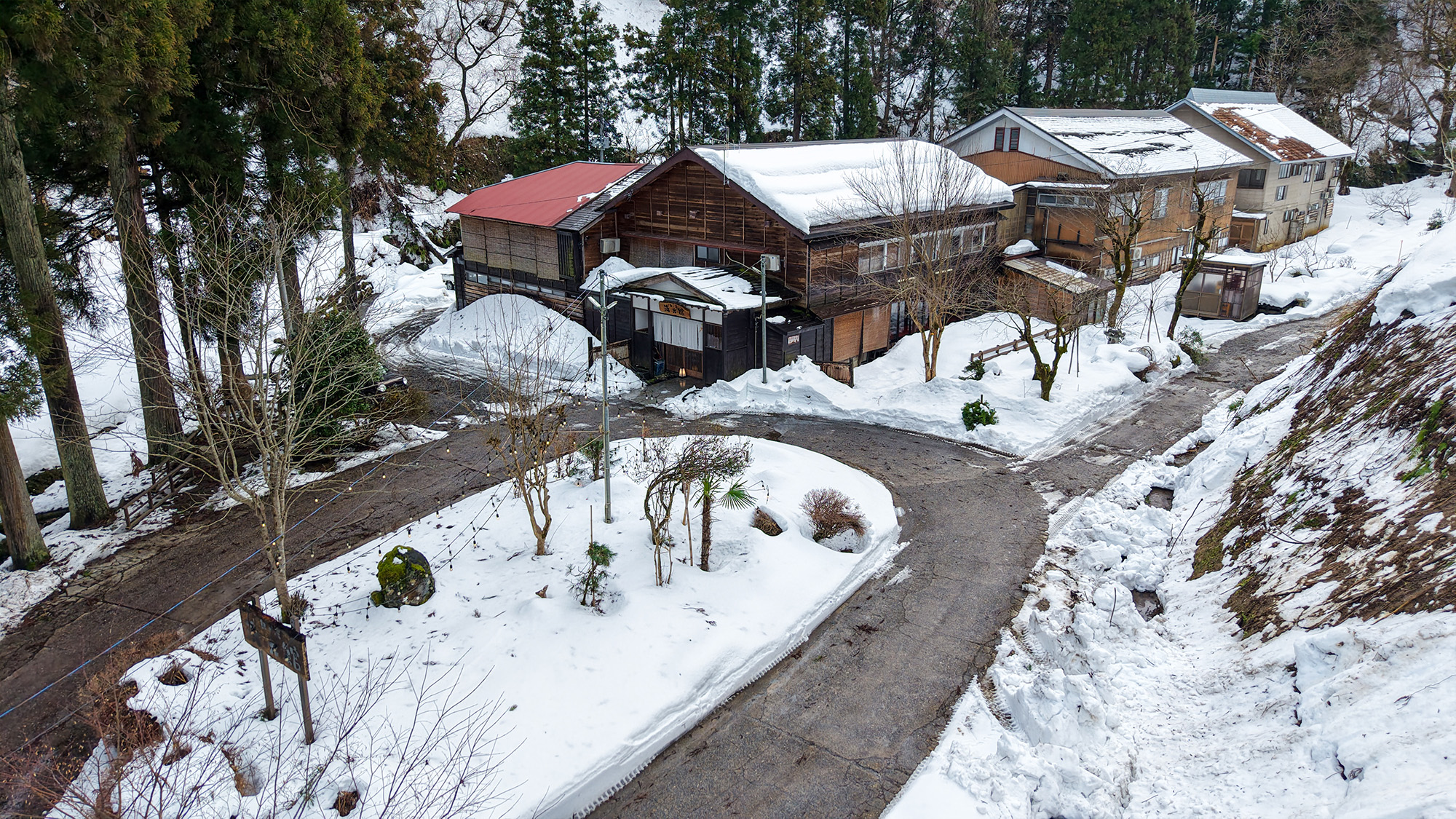 #≪外観≫～冬Ver.～都会の喧騒を離れ、雪景色を眺めながらの温泉をお楽しみください。