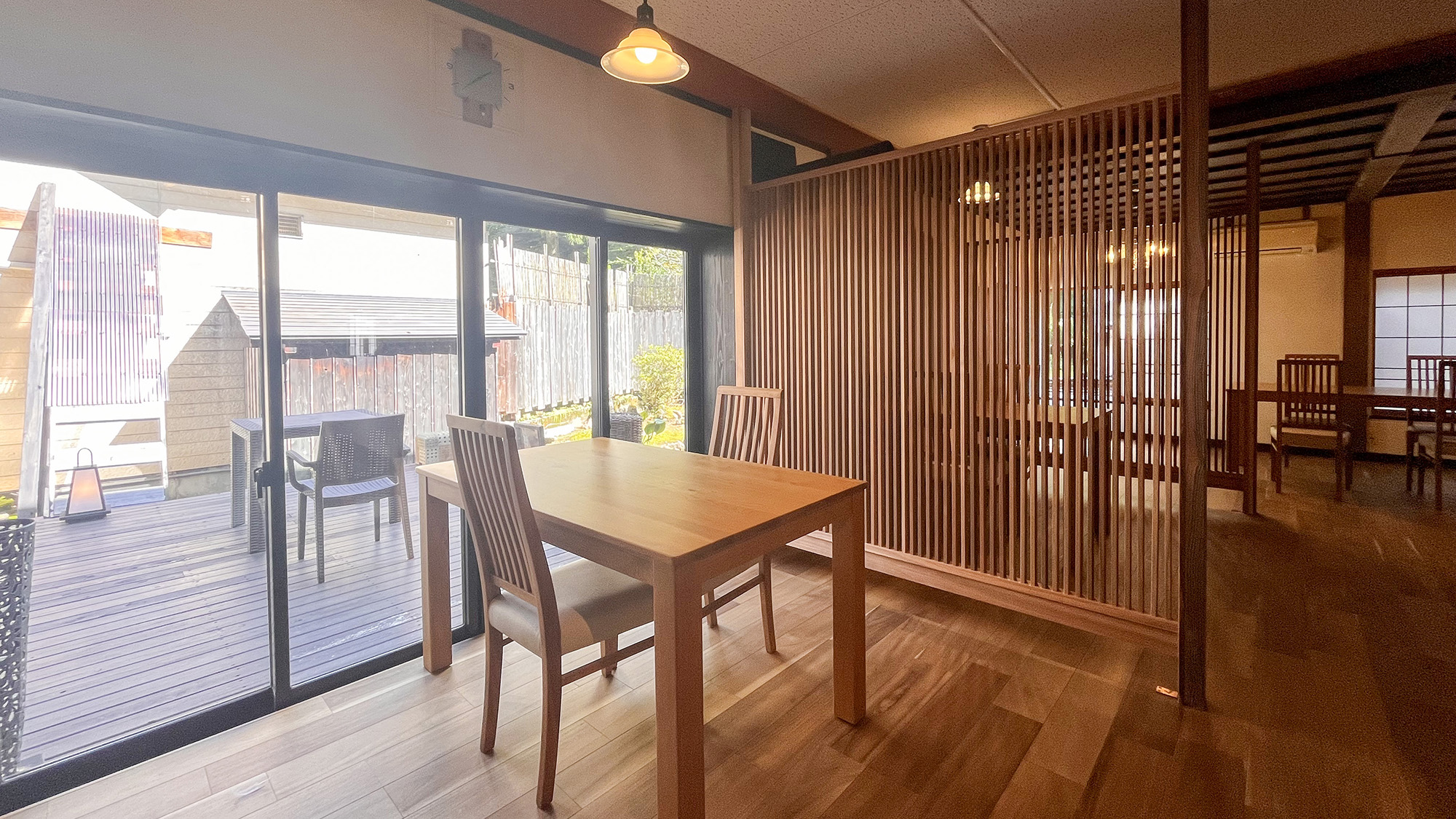 #≪お食事処≫プライベート感を演出する木組みの仕切りが、くつろぎのひとときを提供します。