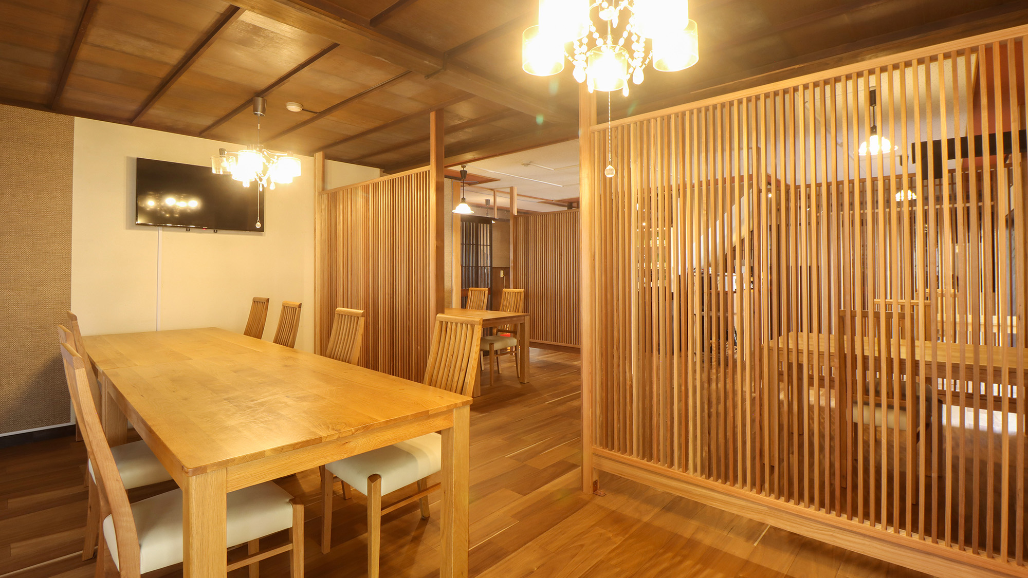#≪お食事処≫温もりのある木材をふんだんに使用した、落ち着いた空間です。