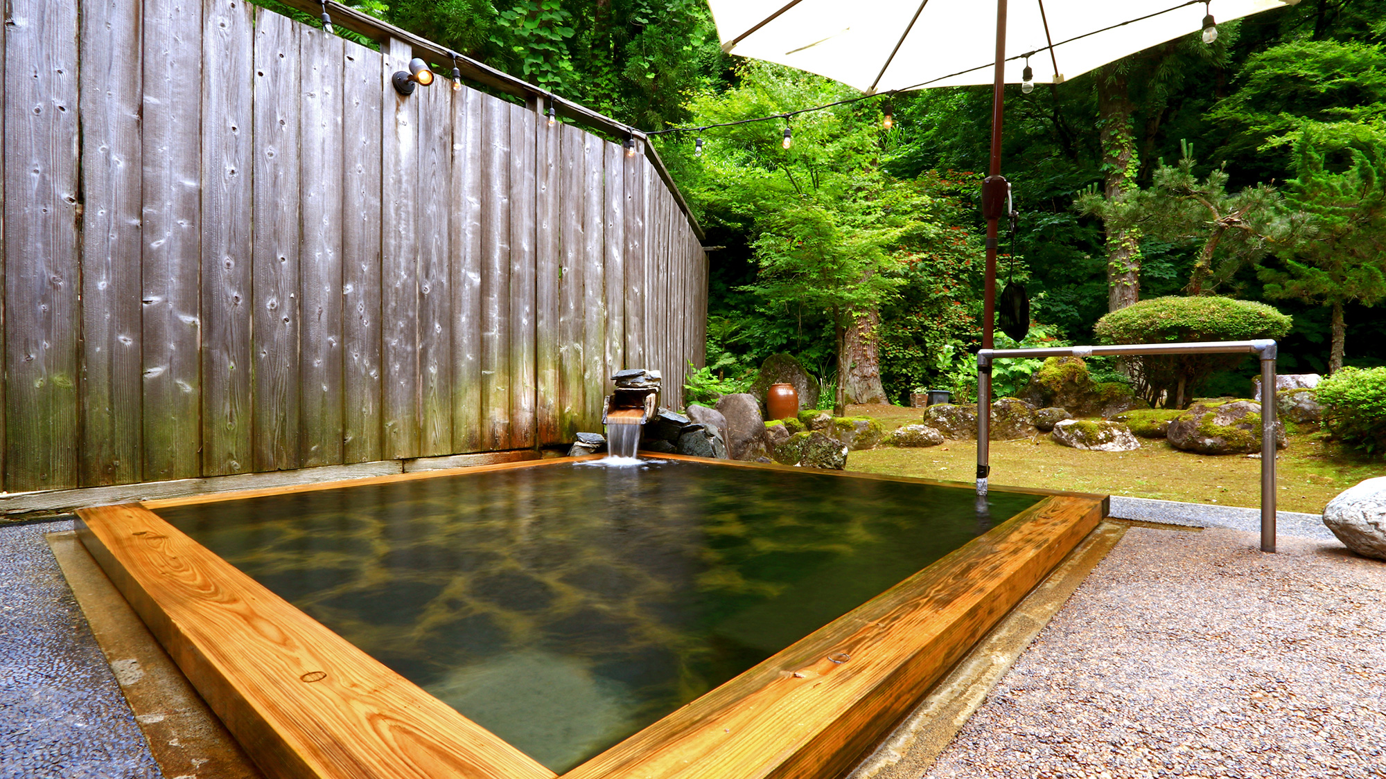 ＃《女湯》露天風呂◆自然と一体となるようにのんびりと温泉をお楽しみください。