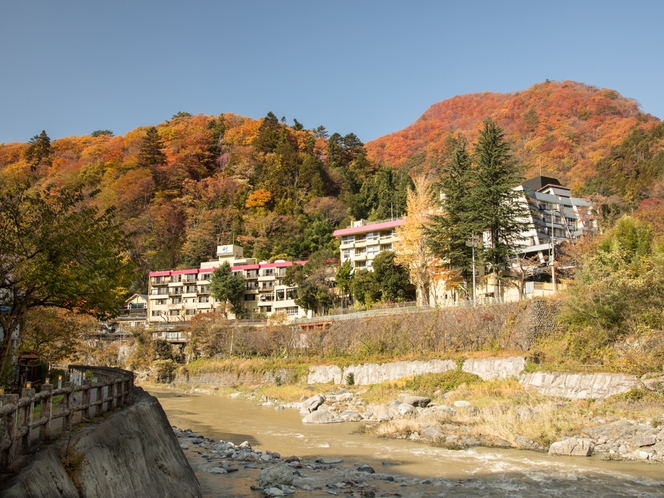 男鹿川対岸から望む（紅葉）