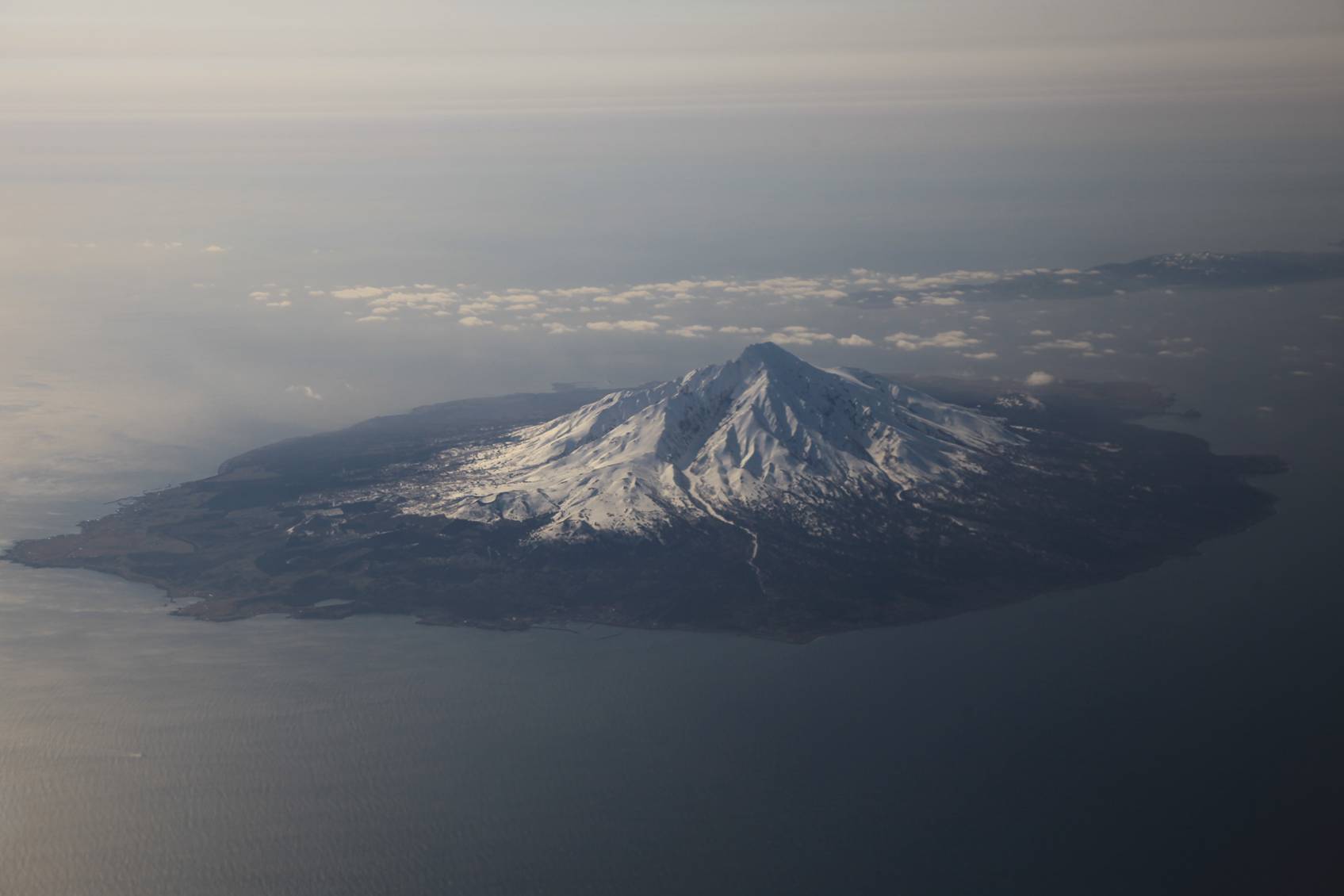 海に浮かぶ利尻島