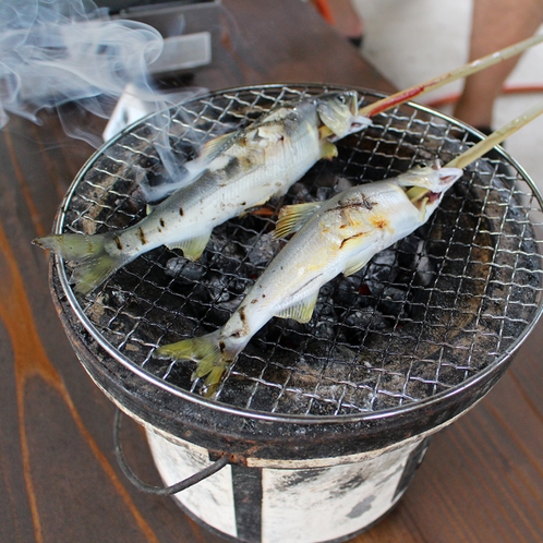 魚を獲ってその場で塩焼きに☆自然体験