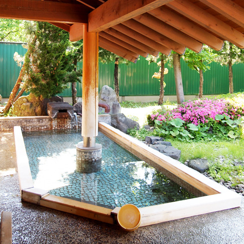 * [Onsen] In the open-air bath, you can enjoy the atmosphere of the four seasons, from the dazzling greenery to the snowy landscape.
