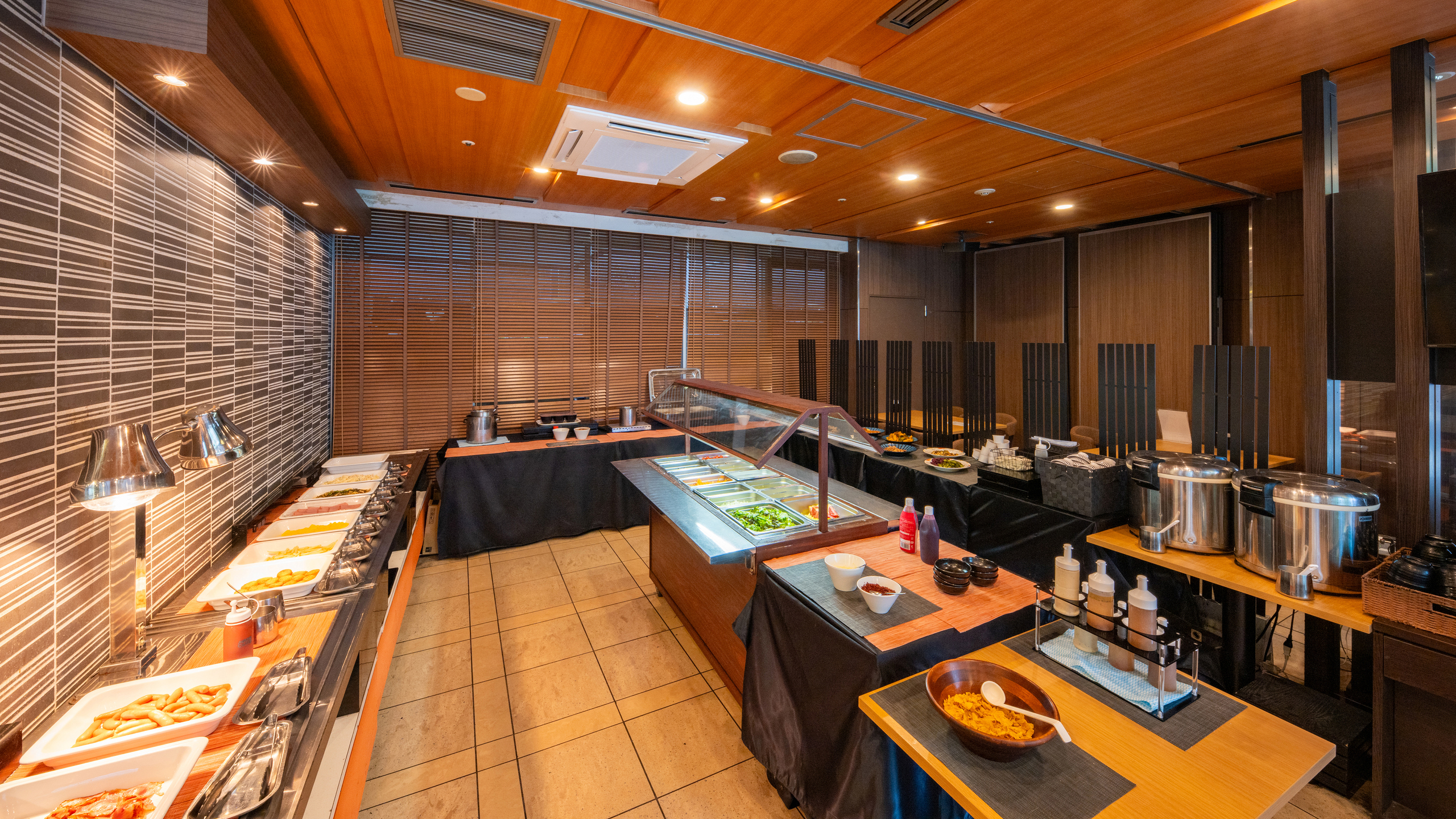 朝食会場ビュッフェコーナー