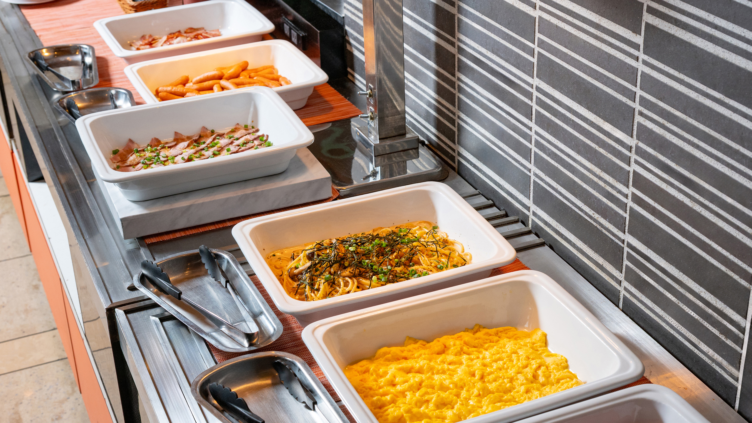 洋食ビュッフェ一例（スクランブルエッグ・本日のパスタ）