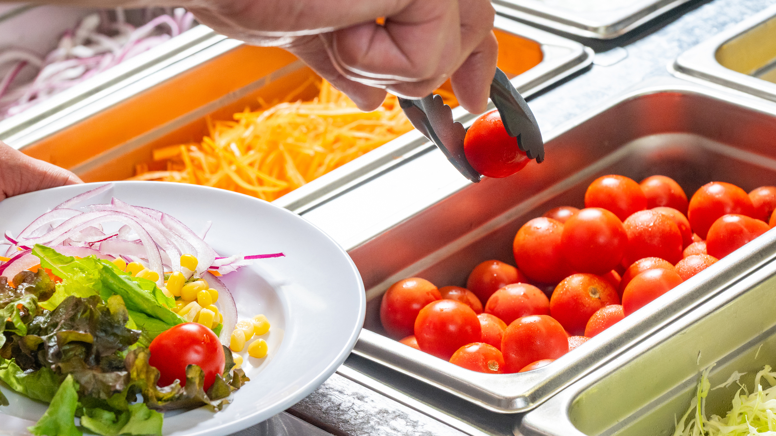 健康的で彩り豊かな10種のサラダバー