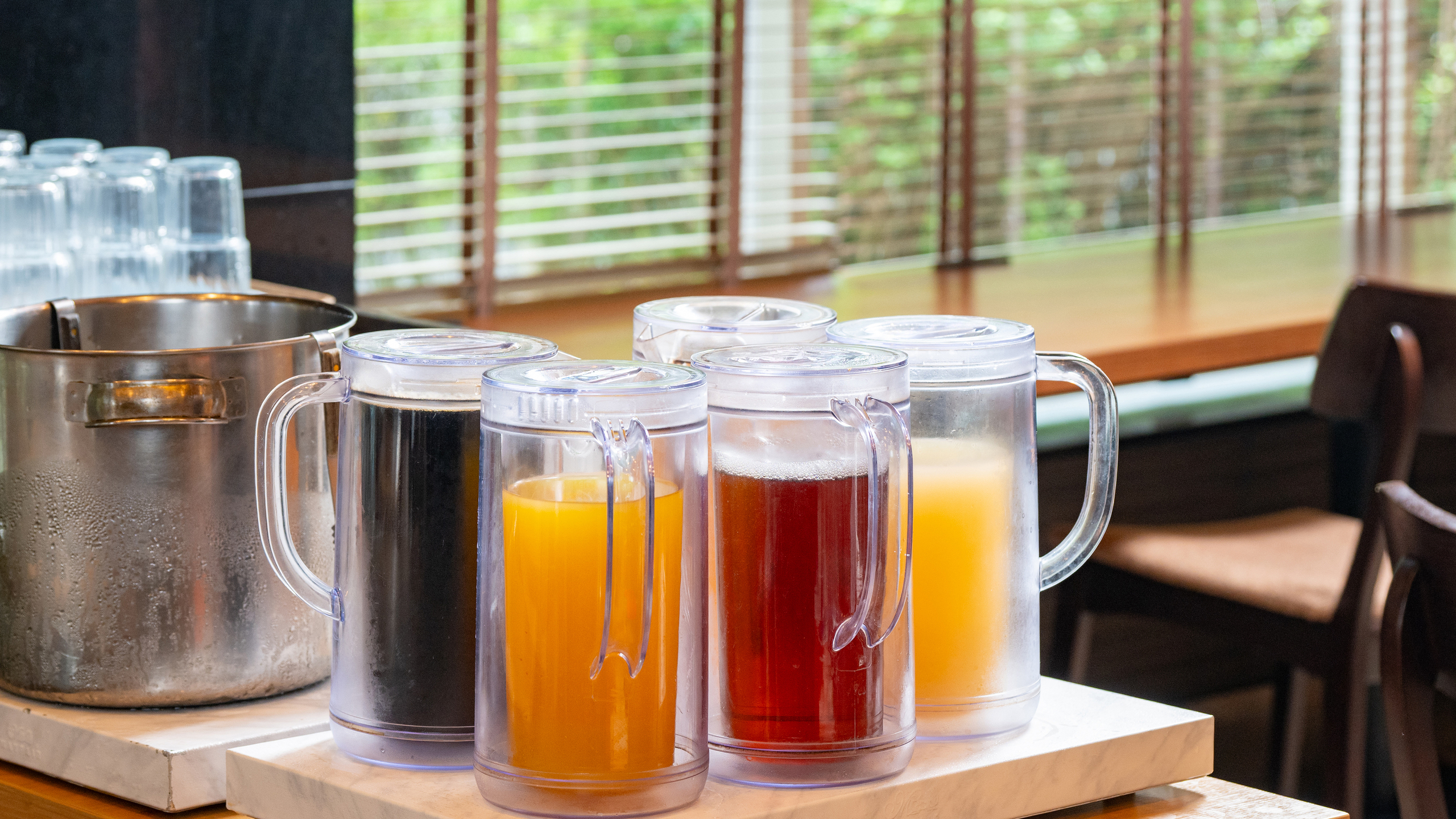 ドリンク（オレンジジュース、ウーロン茶、アイスコーヒー、グレープフルーツジュース）