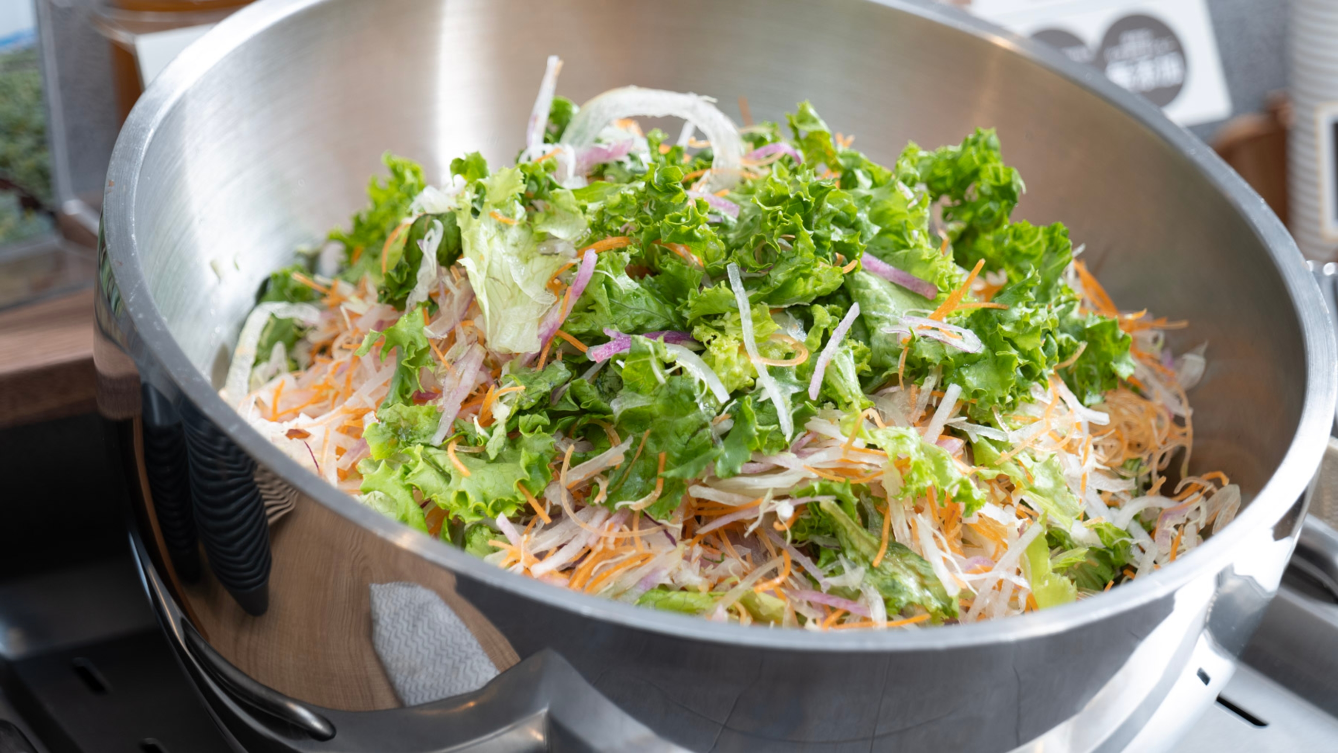 オーガニック野菜を使用したサラダはビタミンＣやミネラルが豊富