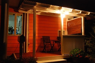 屋外喫煙所、玄関脇にもございます。