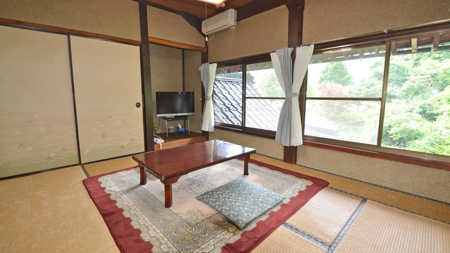 *【本館客室】の一例。2F庭側の客室。福井から移築した古民家です。古さもありますが、懐かしさも。