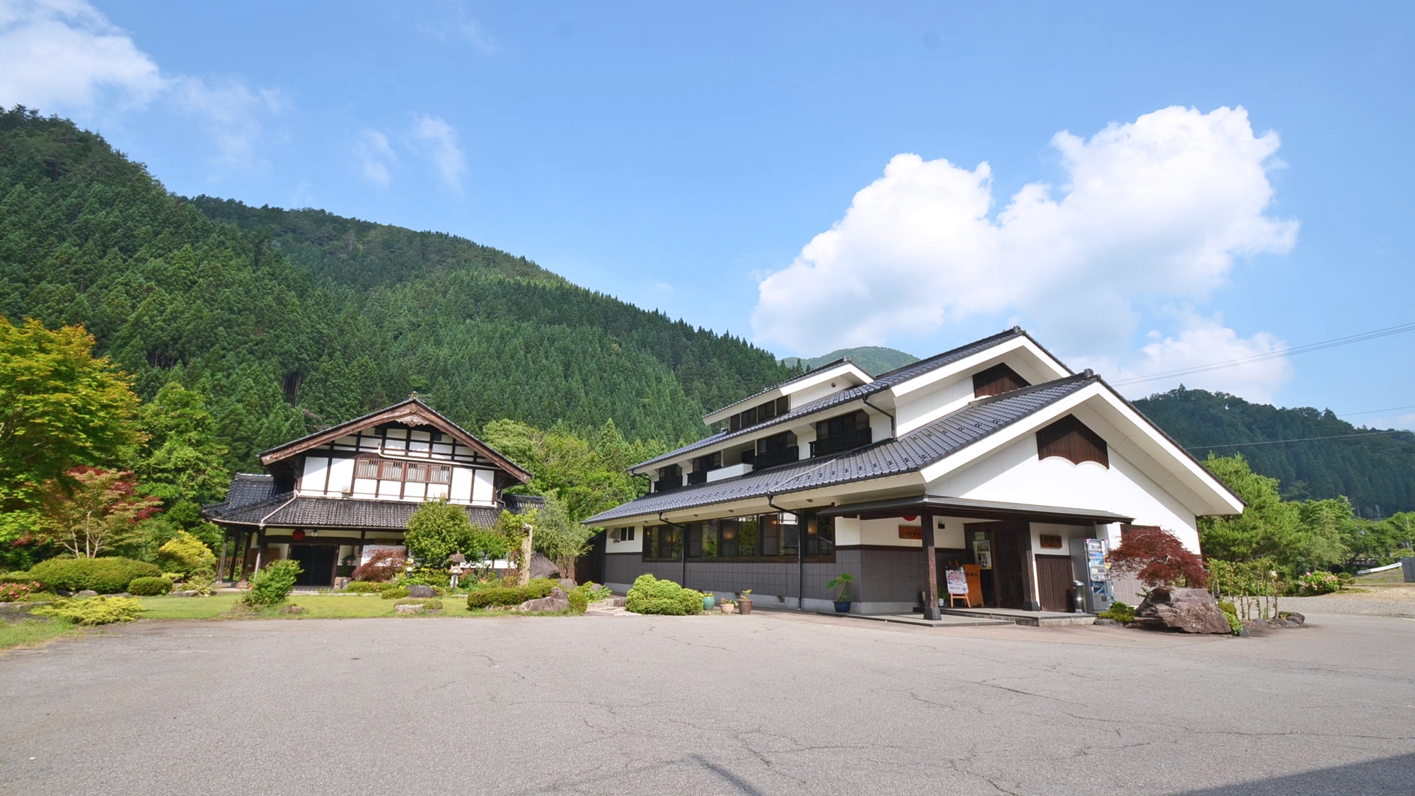 *新館から見た概観。手前がレストランと新館。左奥が古民家の本館です。