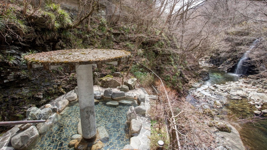 *【露天風呂】川のせせらぎと季節の風と共に100％かけ流しの天然温泉をお楽しみください。