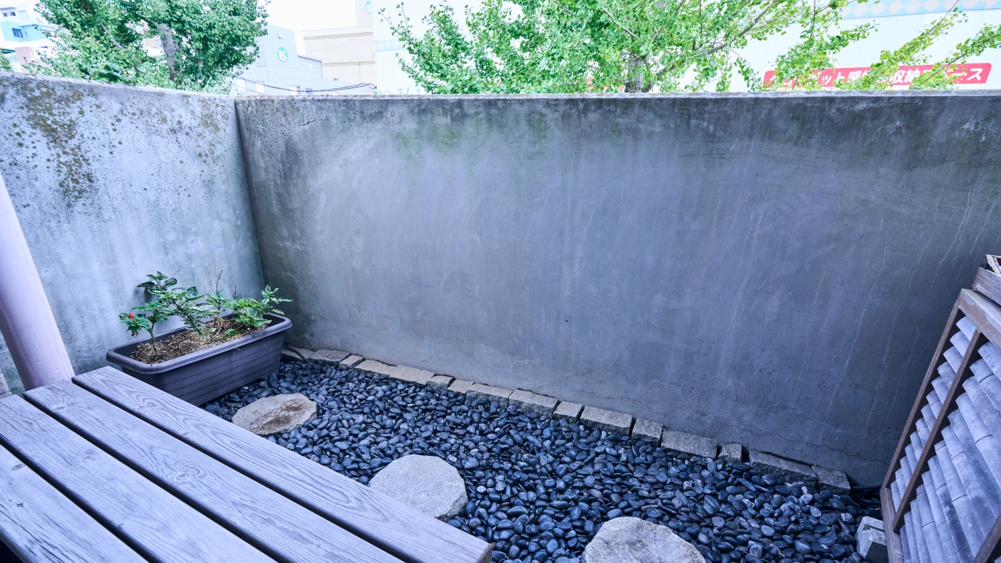 個室ツイン　ベランダ(小さな縁側で喫煙可能です)