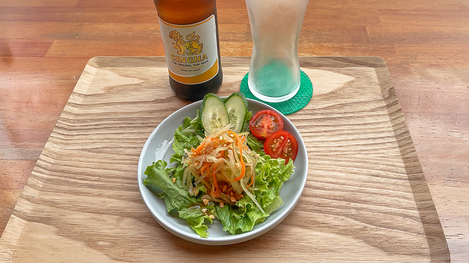 青パパイヤのマリネ風ソムタムサラダとシンハービール