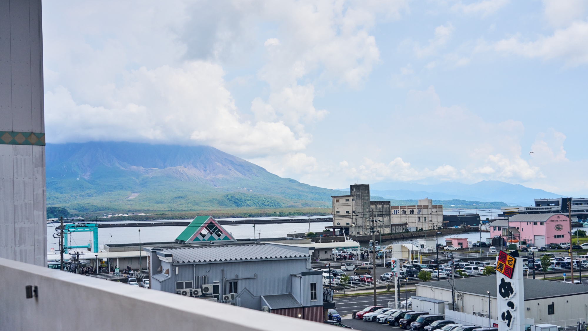 屋上_昼(共有スペース)桜島を望む