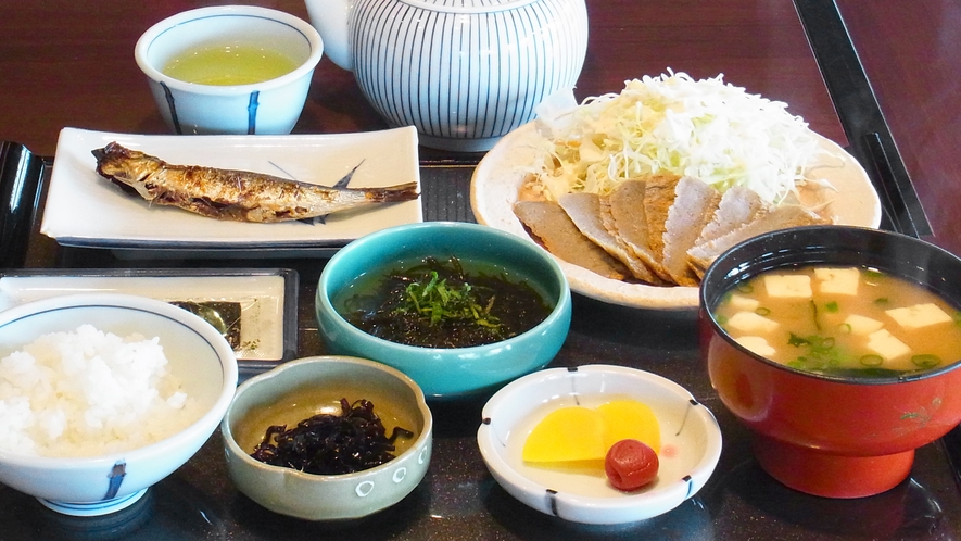 *【ご朝食一例】じゃこ天や川魚など地場産のお献立を含んだ和朝食をご用意いたしております。