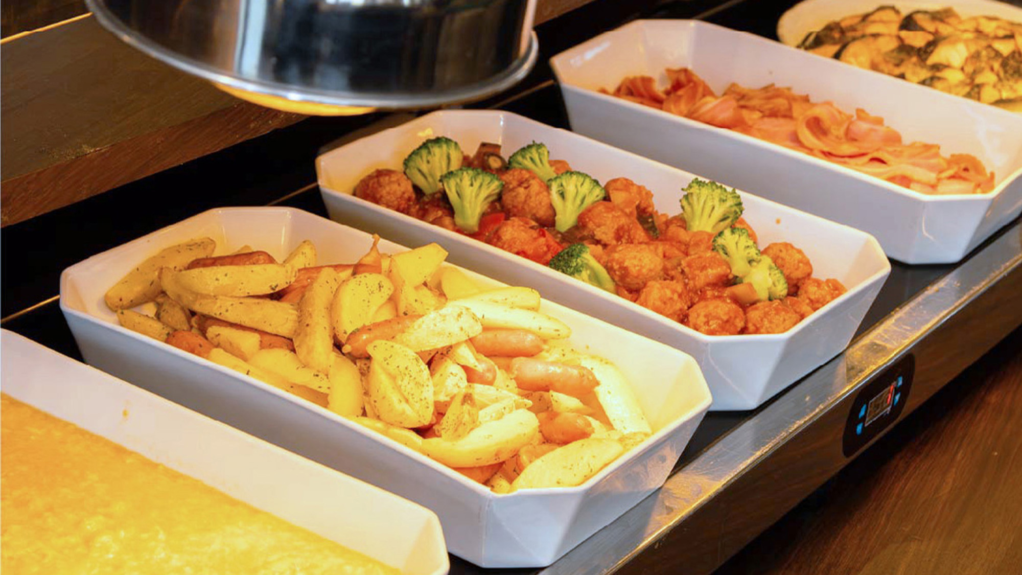 【朝食メニュー例】自家製スクランブルエッグ、焼き魚などもご用意