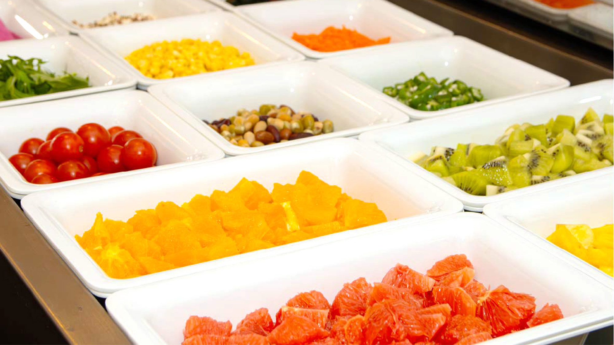 【朝食メニュー例】彩りサラダとフルーツ類